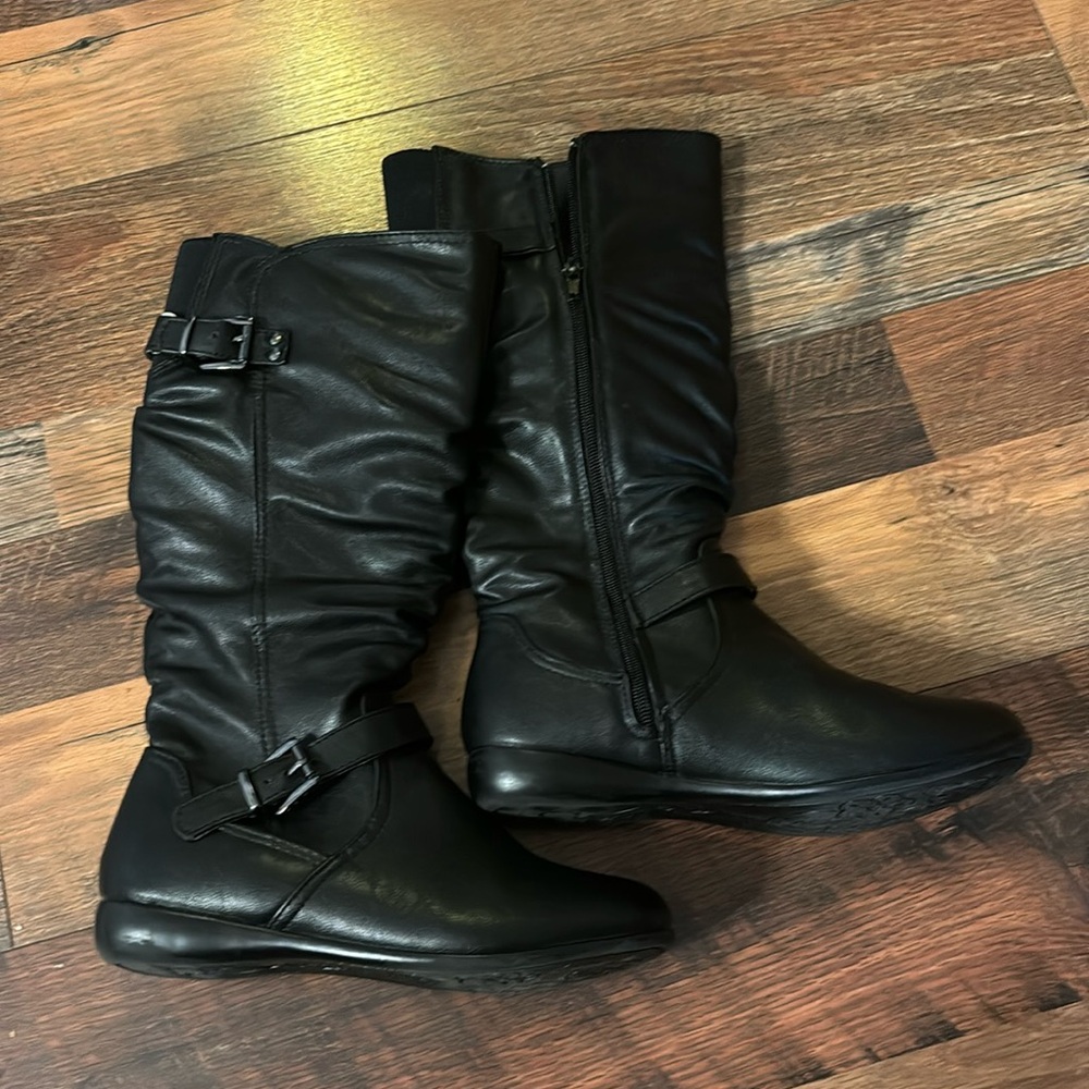Dominique Nicole black zip up boots size 4
